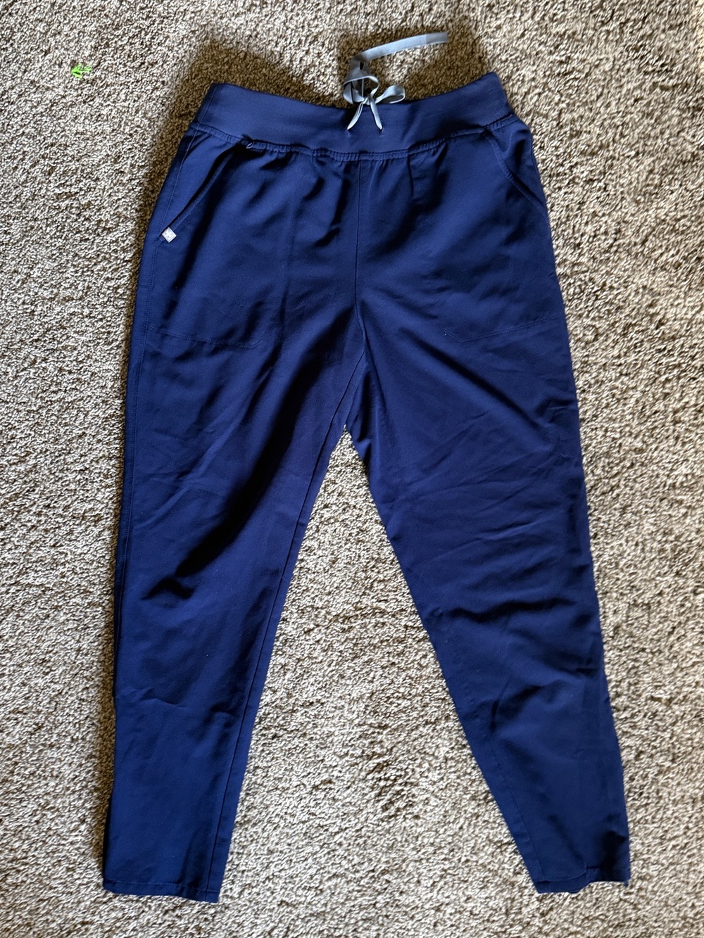 FIGS rafaela oversized scrub top and straight leg bottoms set. - Picture 4 of 5